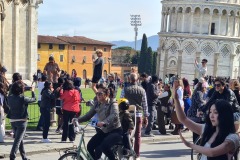 Touristes photographiés à Pise