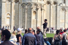 Touristes photographiés à Pise