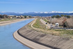 Canal EDF et vue sur les montagnes