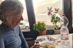 Refugiés au restaurant à Scoffera