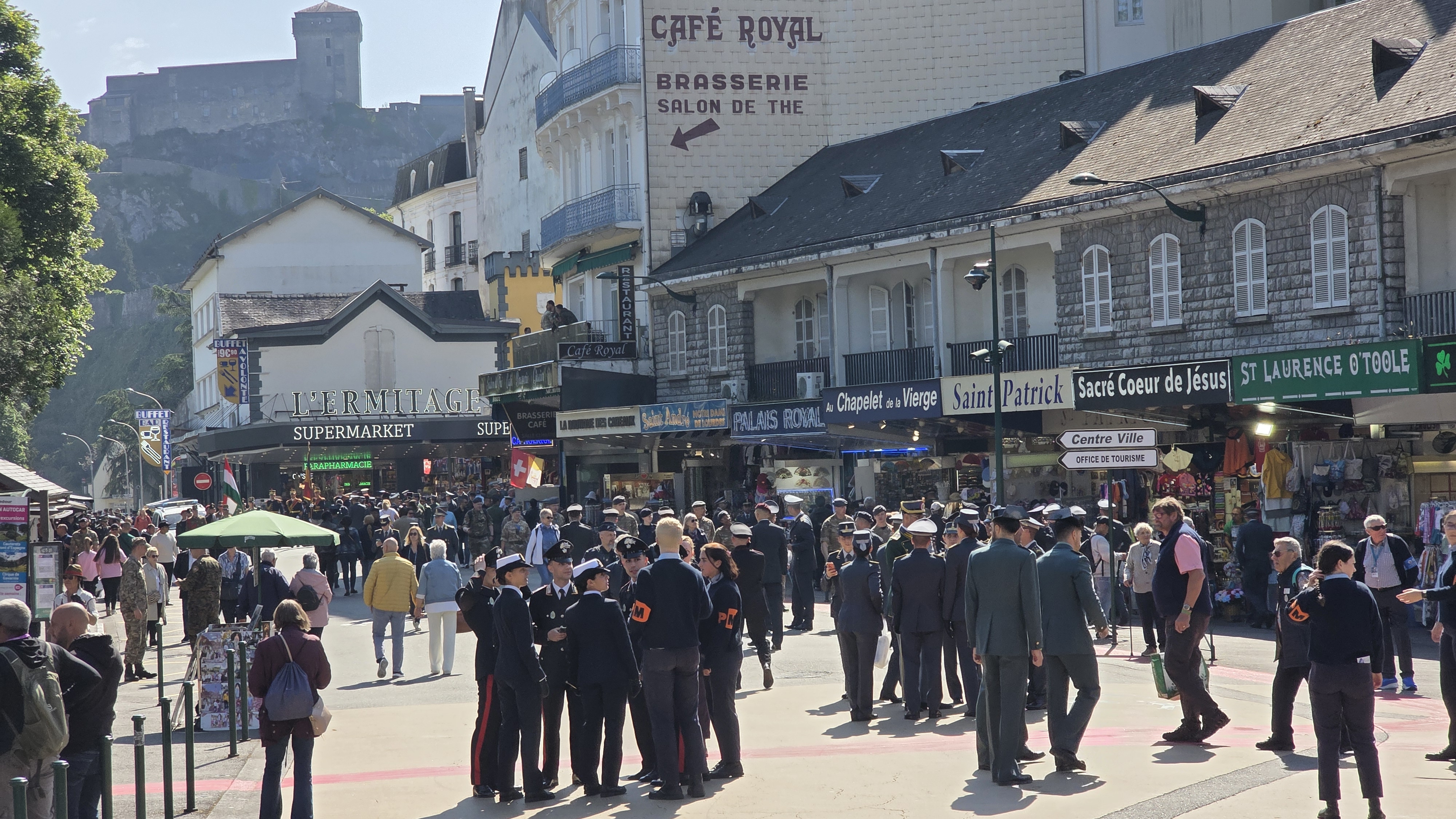 Le sabre et le goupillon