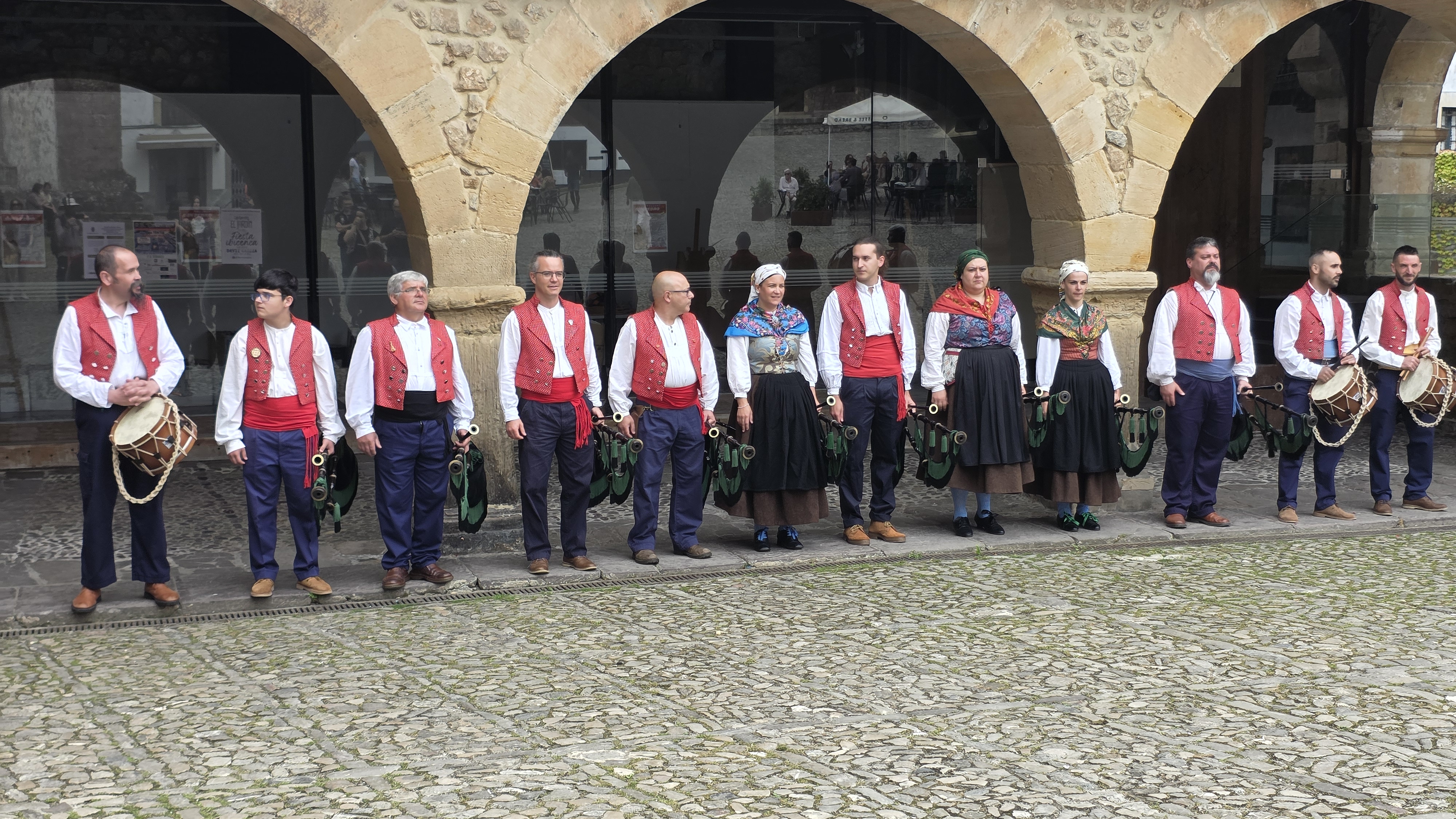 Comillas et folkomillas